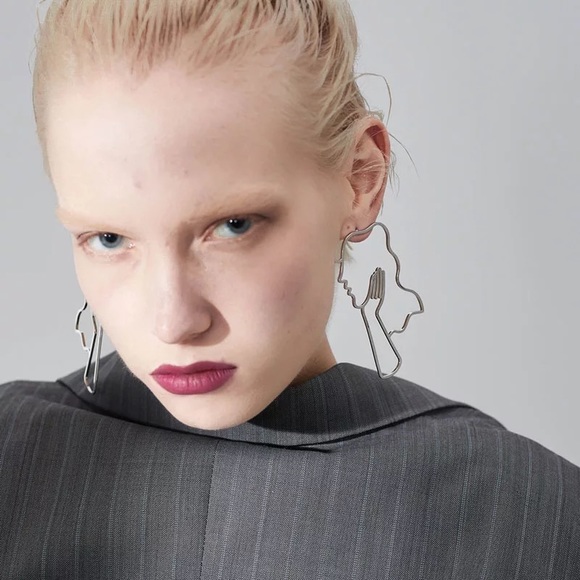 Retro Girl Silhouette Hollow Out Earrings - Picture 4 of 5